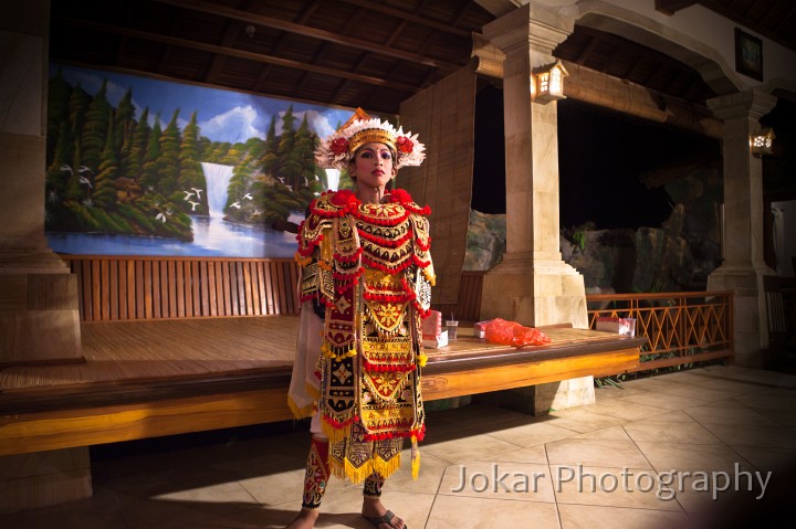 Amed_20100509_141.jpg - Dancer waiting backstage, Amed, Karangasem, Bali