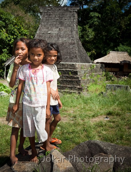 Flores_villages_20100405_049.jpg - Malu girls in Wolowaru, Flores