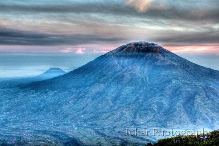 Gunung_Merapi_20091121_005_9_8_7_6_tonemapped.jpg - View from Mt Merapi, Central Java
