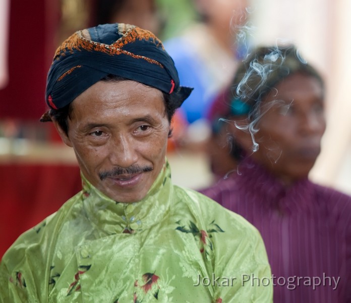 Jogja_Katie_Yoyok_wedding_20091031_044.jpg - Gamelan musician takes a break, Pleret, near Jogjakarta, Central Java