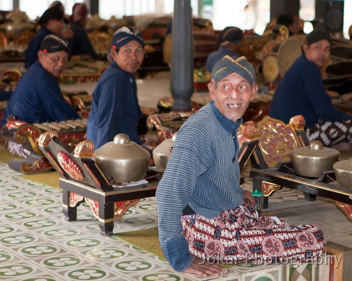 Jogja_Kraton_Malioboro_20091024_016.jpg - Gamelan musicians, Kraton, Jogjakarta, Central Java