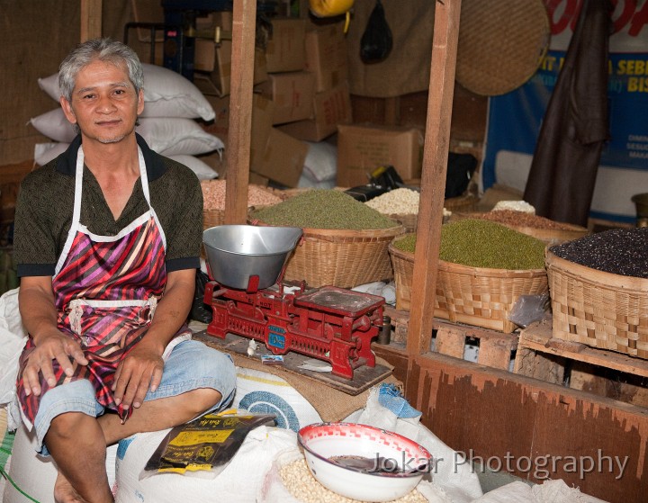 Jogja_Pasar_Beringharjo_20091107_028.jpg - Grain vendor, Pasar Beringharjo, Jogjakarta, Central Java