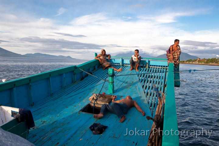 Larantuka_20100328_019.jpg - FIshermen resting back in port, Larantuka, Flores