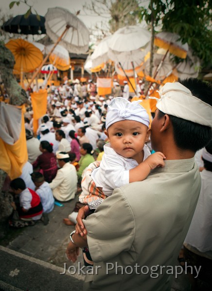 Odalan_Mas_20100523_077.jpg - Young devotee, Odalan ceremony, Mas, Bali