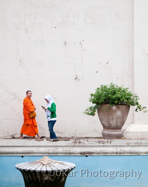 Pasar_Burung_20091122_090.jpg - Buddhist monk and Moslem SMS girl, Water Palace, Jojakarta, Central Java