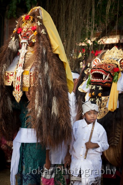 Pura_Dalam_20100605_187.jpg - Returning the visiting Barongs afterOdalan ceremeny, Pura Dalem, Ubud, Bali