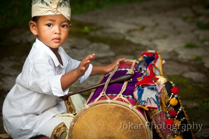 Pura_Dalem_20100803_188.jpg - Drummer's son, Pura Dalem, Ubud