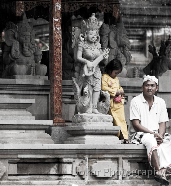 Tampaksiring_20100131_126.jpg - Father and daughter wait for the rain to stop. Tirta Empul, Tampaksiring, Bali