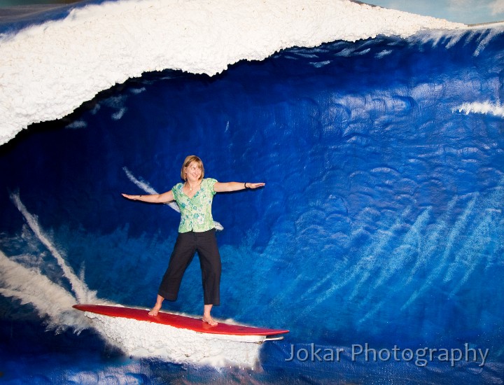 Hawaii_20090604_001.jpg - Surfing the shopping mall