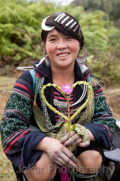 Vietnam_20131111_0311.jpg - Black H'mong girl, near Sa Pa