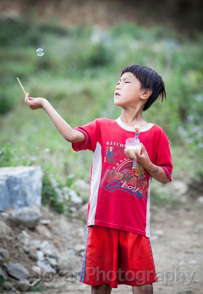 Vietnam_20131112_0431.jpg - Boy blowing bubbles