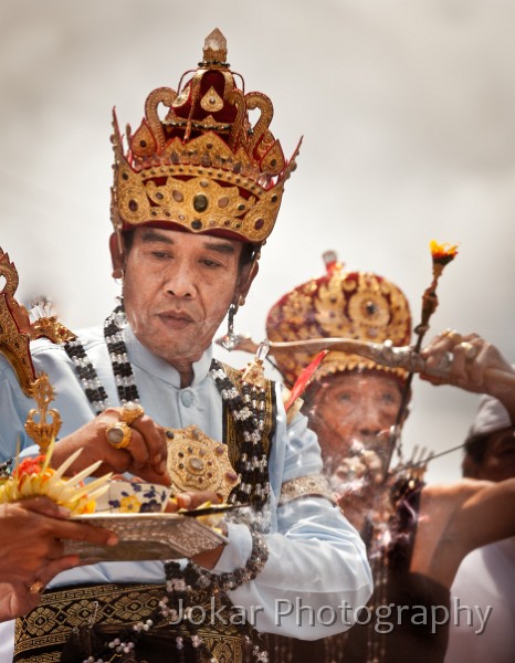 Peliatan_20101102_417.jpg - 5. PELIATAN CREMATION #1 - Prior to the huge funeral procession for King Peliatan IX (Dewa Agung Peliatan), two high priests (pedandas) prepare to symbolically bring to life and then kill the Naga banda serpent, which will carry the king’s soul to the afterlife. This ceremony is rarely performed (even for royalty), complicated and dangerous, as it is believed that one mistake can cause the priest’s own death.