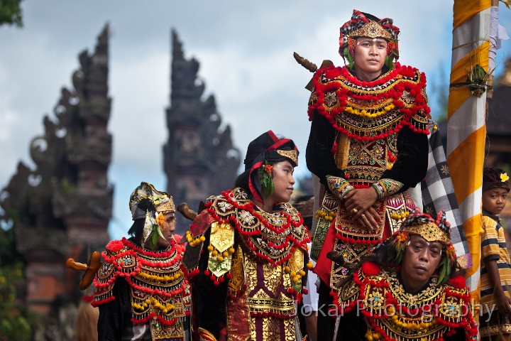 Peliatan_20101102_605.jpg - 14. PELIATAN CREMATION #3 - Baris (warrior) figures, who led the huge funeral procession of the King Peliatan IX to the cremation ground at Merajan Puri Agung temple, await the arrival of the rest of the procession. A boy looks on cautiously.