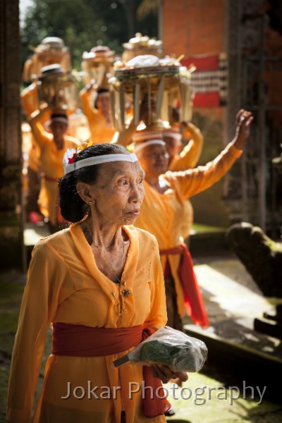 Pura_Dalem_20100803_131.jpg - 15. PURA DALEM, UBUD #3 - A procession of women from one of the banjars (neighbourhood associations) carry offerings through the first gate of the Pura Dalem (Shiva temple) in Ubud for the ceremonies to mark the temple’s Odalan (anniversary). In all, some hundreds of women from a number of different banjars will come. The offerings, including fruit, rice cakes, meats and sweets, are later taken back home and eaten.