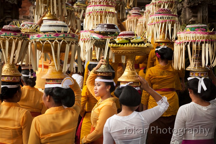 Pura_Dalem_20100803_159.jpg - 17. PURA DALEM, UBUD #4 - As women carry their offerings up the steps into the Pura Dalem temple in Ubud, one turns to greet a friend who has called out from below.