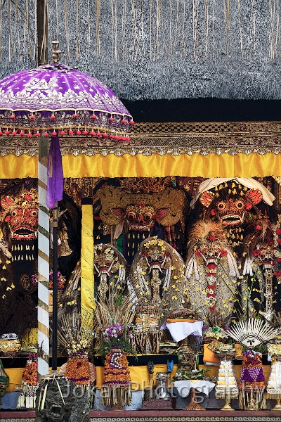 Pura_Gunung_Lebah_20100306_038.jpg - 18. PURA GUNUNG LEBAH #1 - During the five days of the Odalan (temple anniversary ceremonies) at the Pura Gunung Lebah temple in Campuhan, Barong masks from neighbouring temples are delivered one by one and then displayed and honoured in the inner temple courtyard.