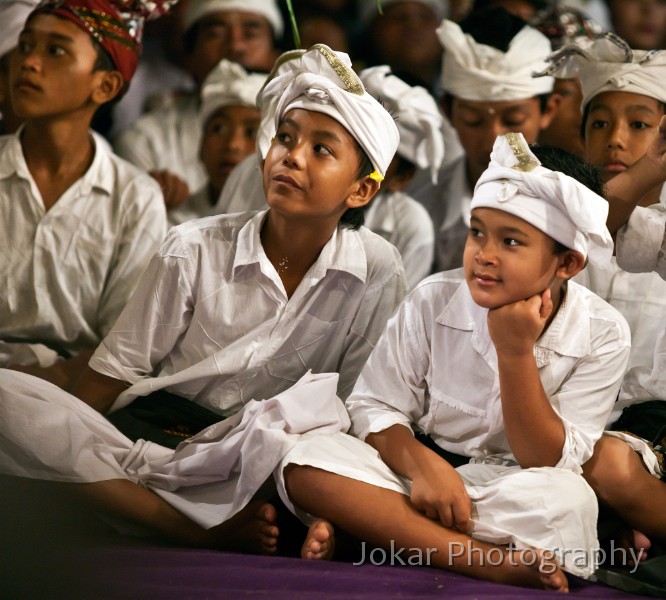 Pura_Gunung_Lebah_20100306_098.jpg - 28. PURA GUNUNG LEBAH #2 - Boys watching a late-night performance of the Calon Arang drama at the Pura Gunung Lebah temple, Campuhan.