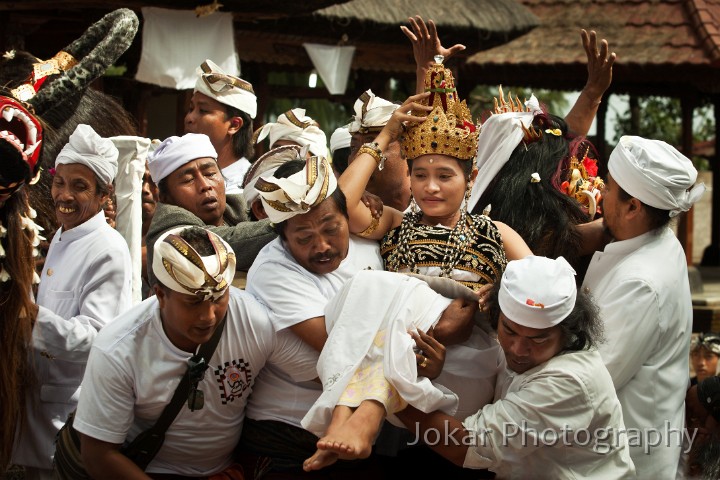 Pura_Puncak_Penulisan_20100801_208.jpg - 31. PURA PUNCAK PENULISAN #2 - Ida Pandita Empu Maha Resi Aut Prama Daksa, at just 23 the youngest pedanda (high priest) in Bali, is carried serenely through an animated crowd of worshippers at the Pura Puncak Penulisan, the highest temple in Bali.