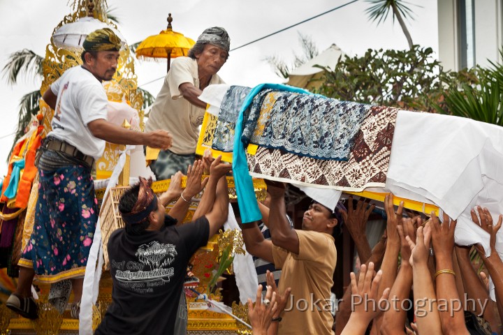 Ubud_cremation_20100425_019.jpg - 6. UBUD CREMATION - Many hands help with loading a coffin onto the bade, on which the body will be carried in a procession to the cremation grounds near the Ubud Shiva temple (Pura Dalem).